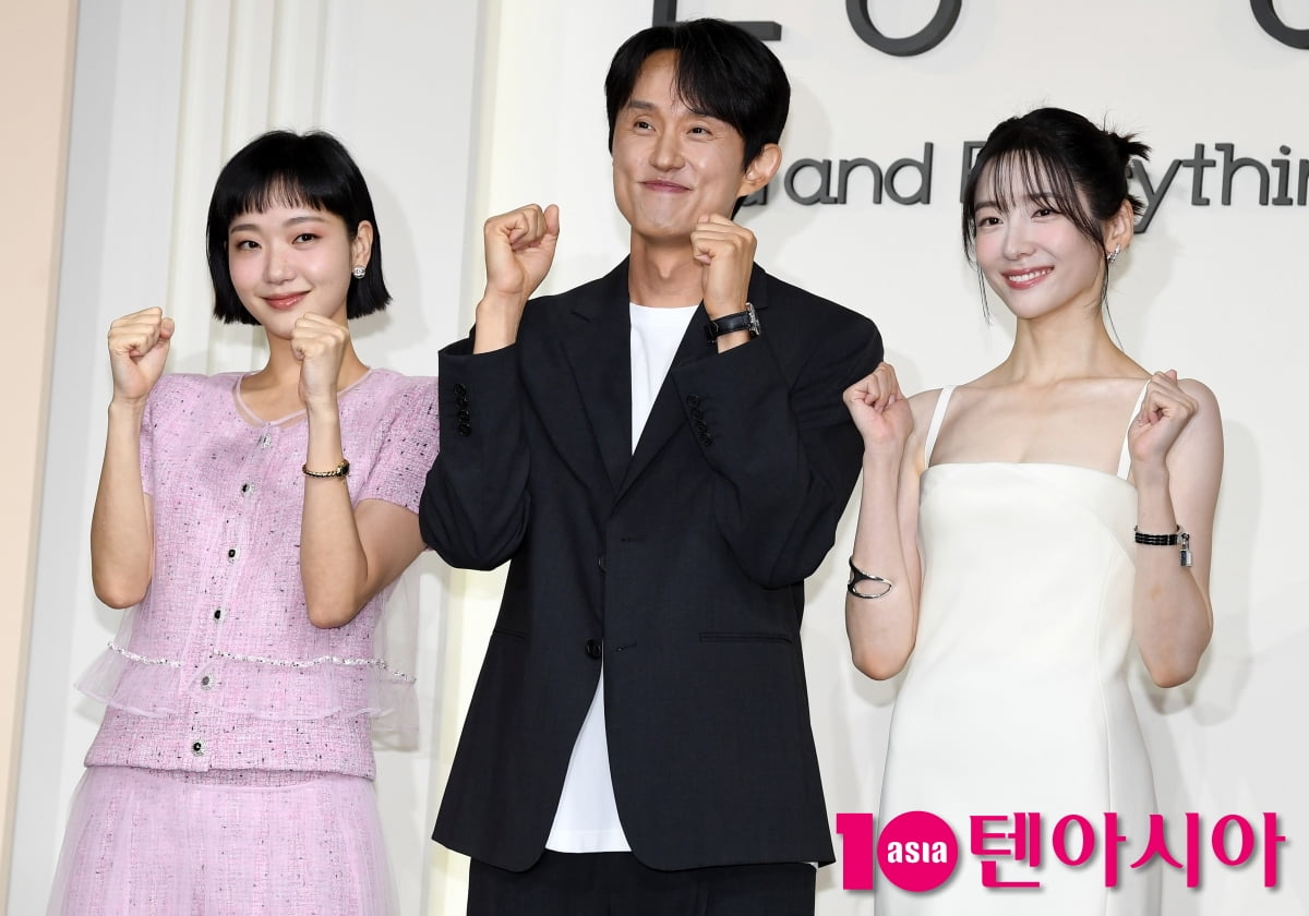 Director Jo Young-min and Stars Kim Go-eun, Park Ji-hyun Present New Netflix Series 'You and Everything Else'