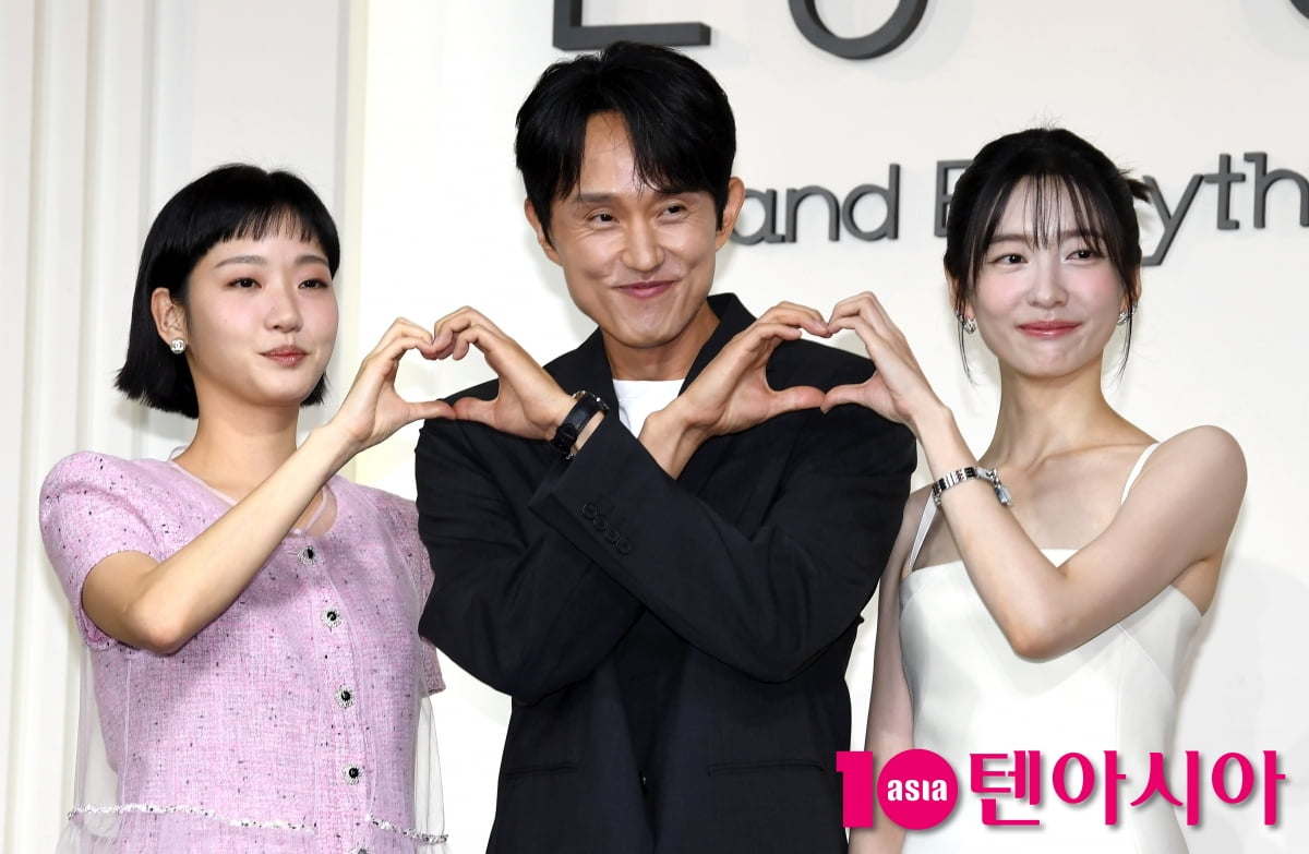 Kim Go-eun's Emotional Moment at 'You and Everything Else' Press Conference