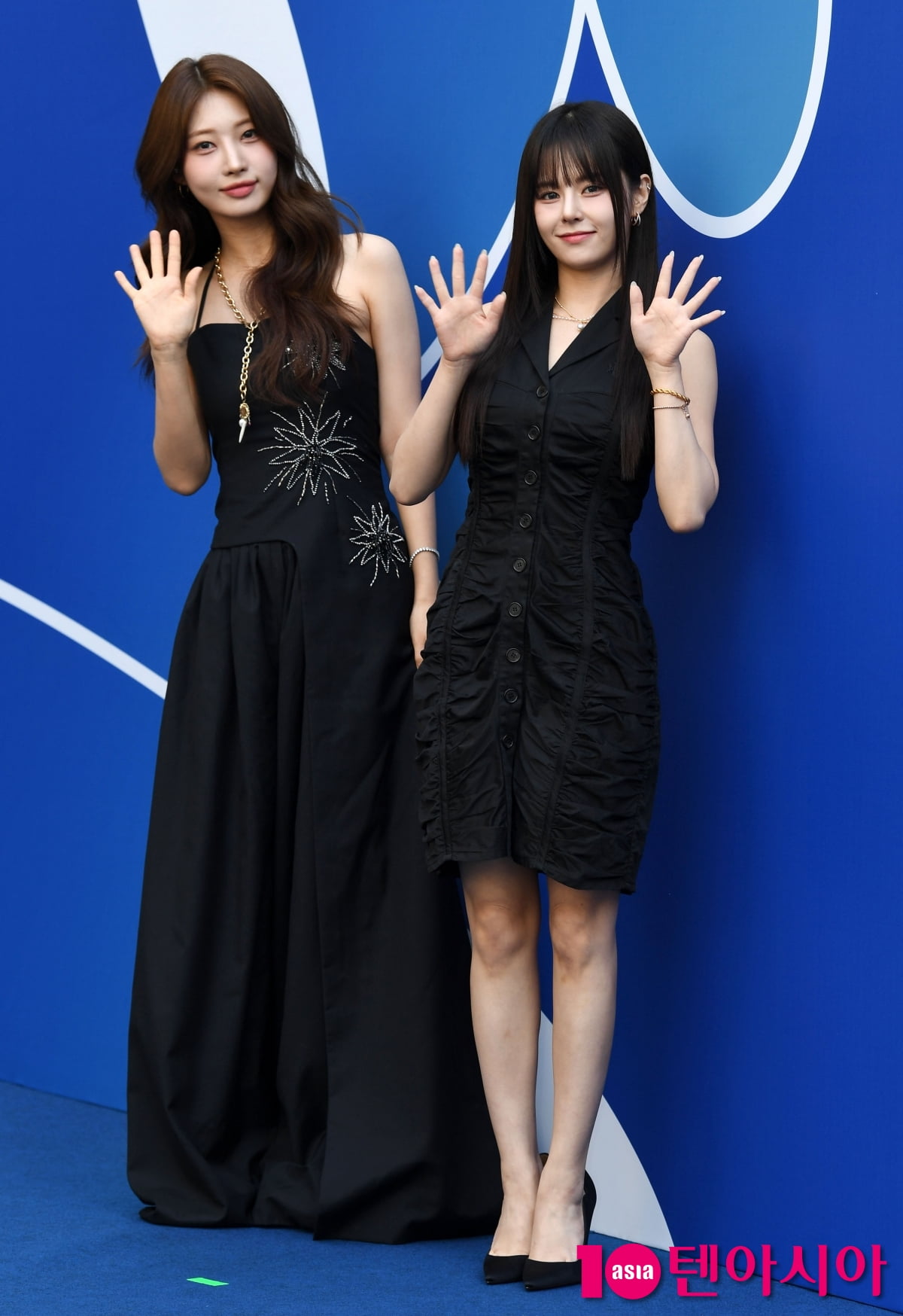 EVERGLOW's Sihyeon and E:U Shine at 2026 S/S Seoul Fashion Week