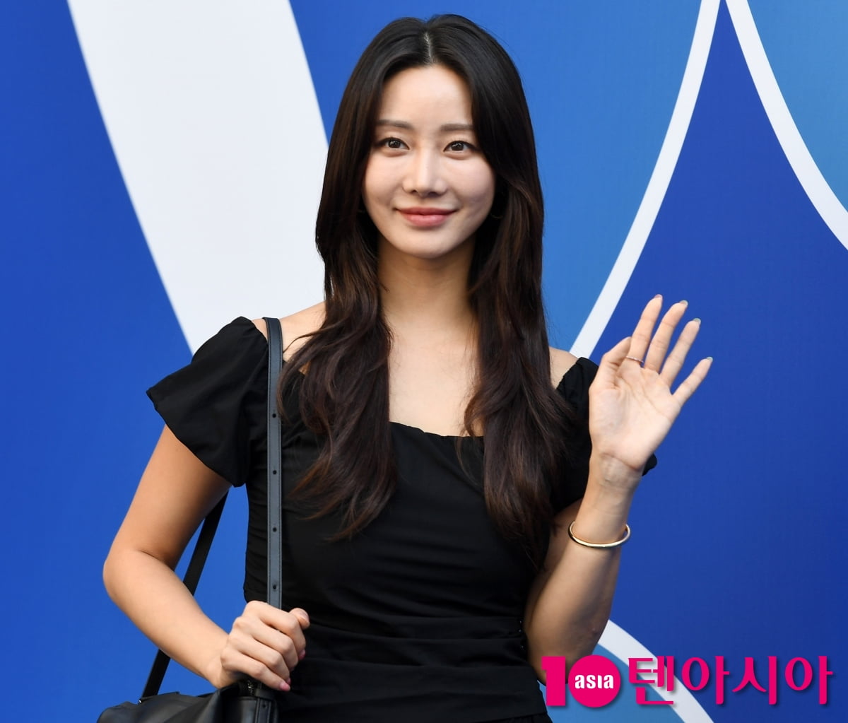 Actress Han Guru Shines at 2026 S/S Seoul Fashion Week
