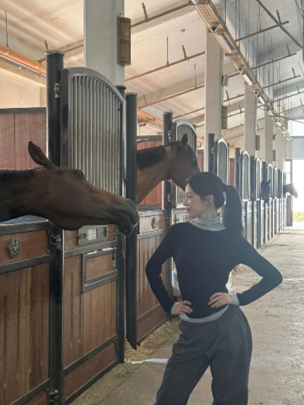 コ·ユンジョン、乗馬場で清楚さとスポーティムードを同時に披露する