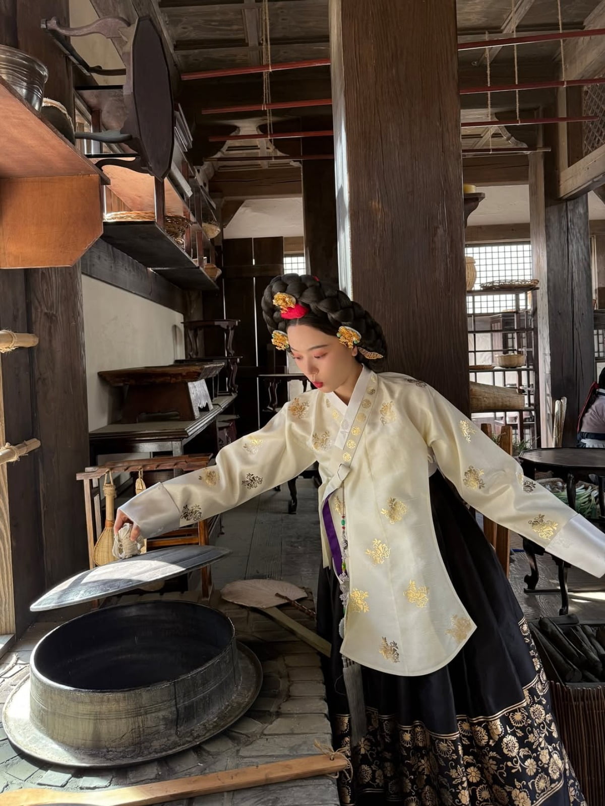 Actress Kang Han-na Dazzles in Traditional Hanbok Amidst Suragan Backdrop
