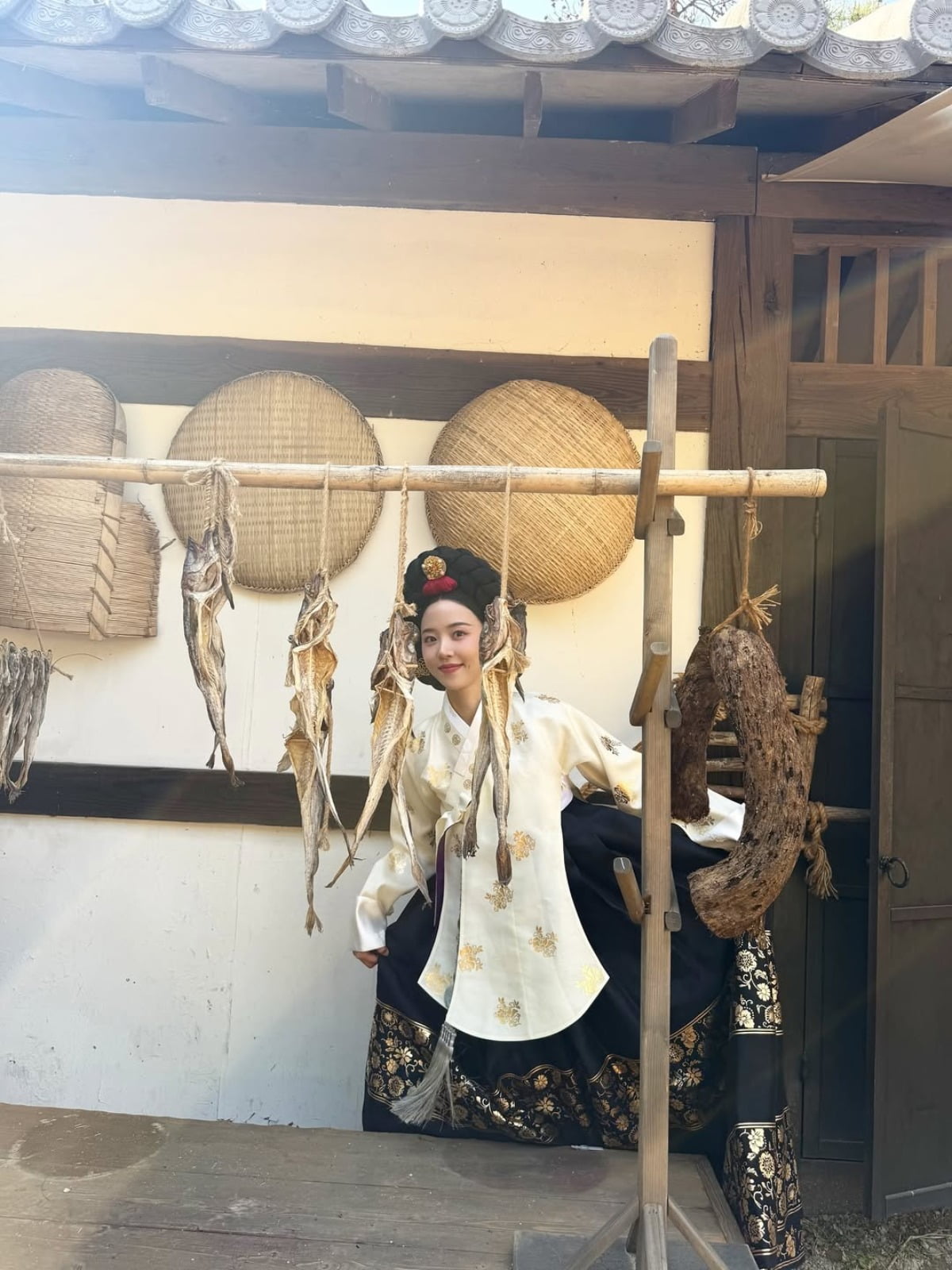 Actress Kang Han-na Dazzles in Traditional Hanbok Amidst Suragan Backdrop