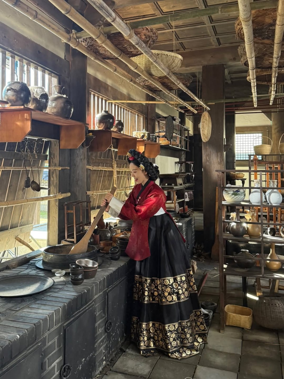 Actress Kang Han-na Dazzles in Traditional Hanbok Amidst Suragan Backdrop
