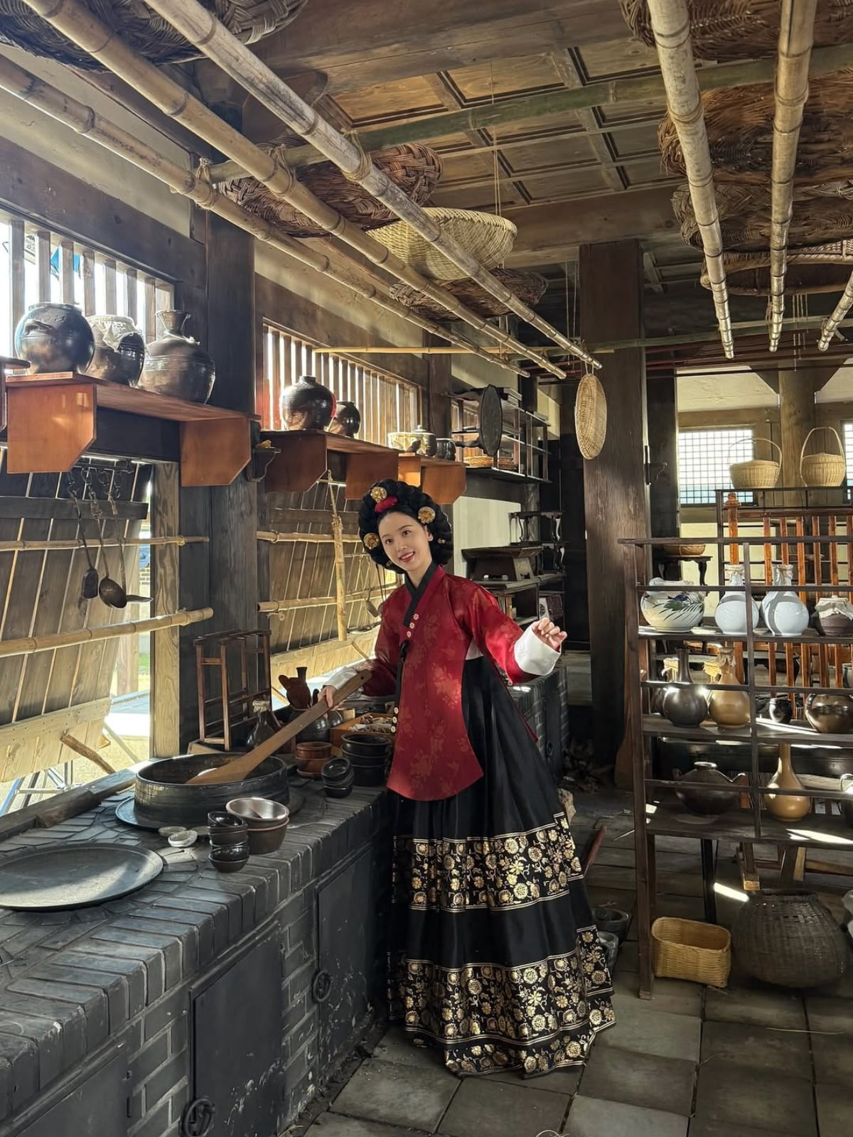 Actress Kang Han-na Dazzles in Traditional Hanbok Amidst Suragan Backdrop
