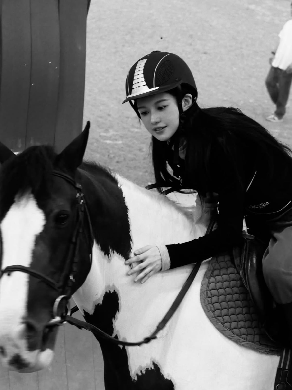 コ・ユンジョン、乗馬場で清楚さとスポーティムードを同時に披露する