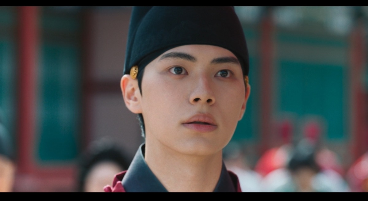 Intriguing Emotions Unfold Between Lee Heon and Yeon Ji-young in 'Bon Appétit, Your Majesty'