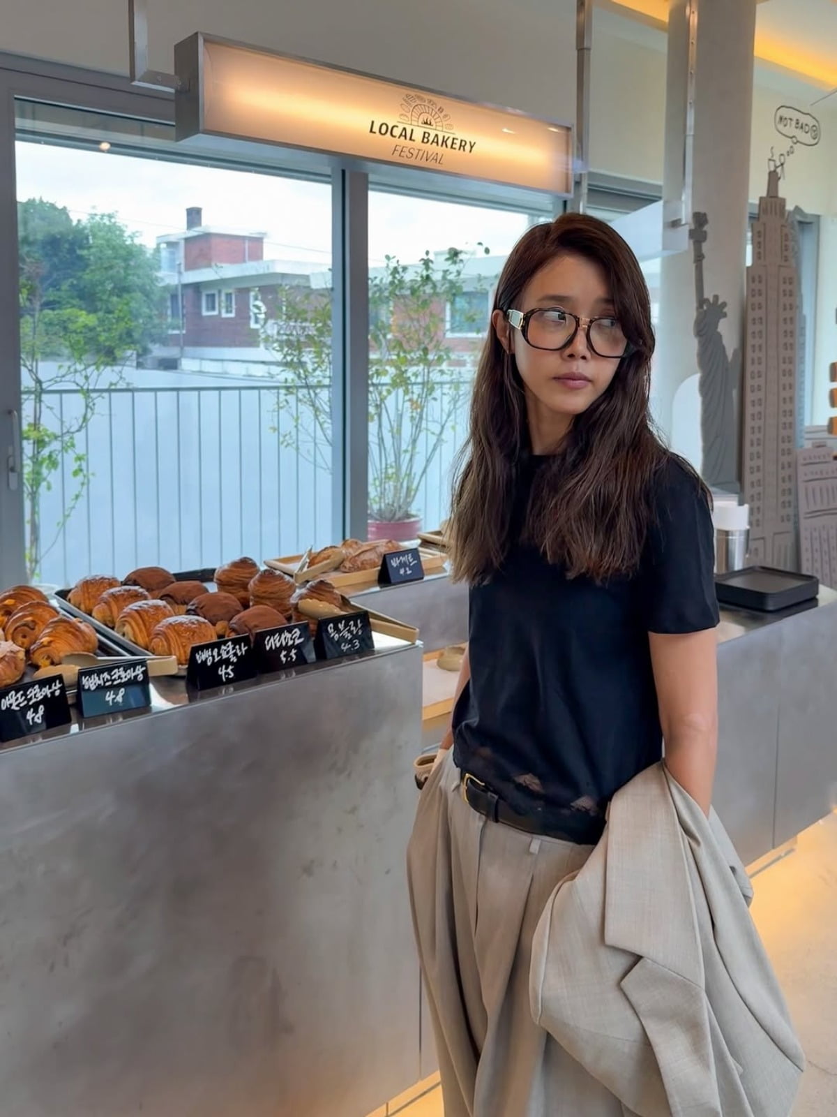 Chae Jung-an Captivates with Modern Minimalist Look at Bakery Café