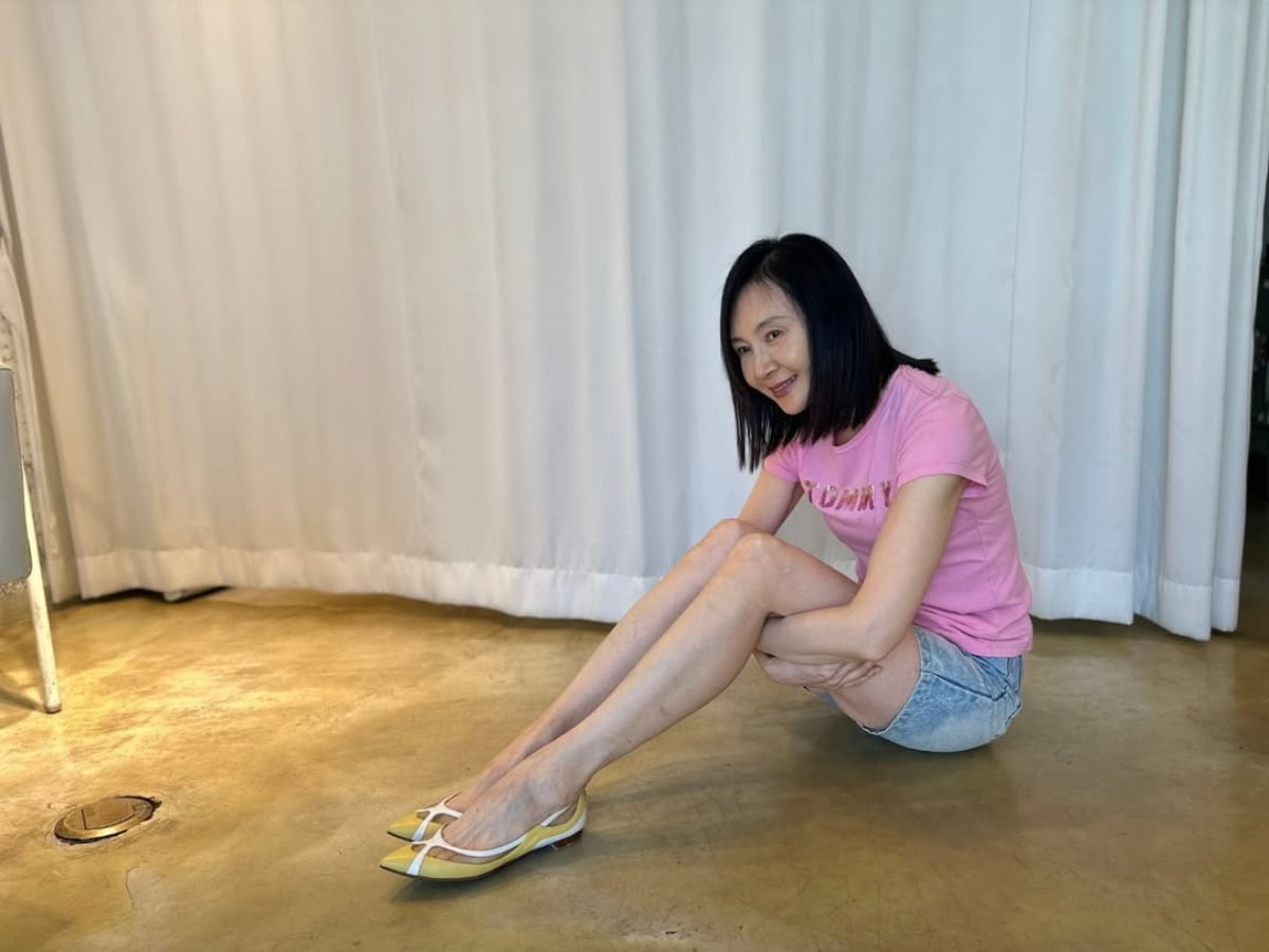 Chae Si-ra Captivates with Casual Summer Look in Studio Photoshoot