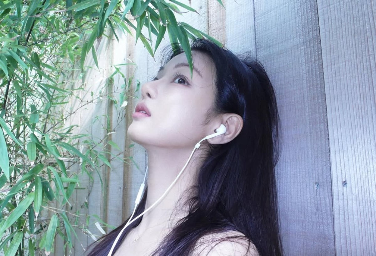 Lee Se-hee Captivates Fans with Refreshing Selfies Under a Tree