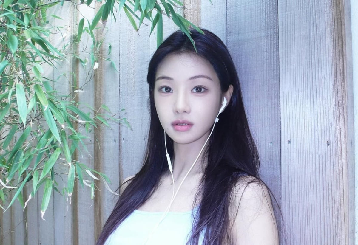 Lee Se-hee Captivates Fans with Refreshing Selfies Under a Tree