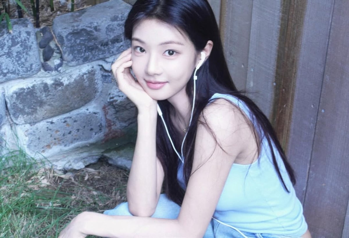 Lee Se-hee Captivates Fans with Refreshing Selfies Under a Tree