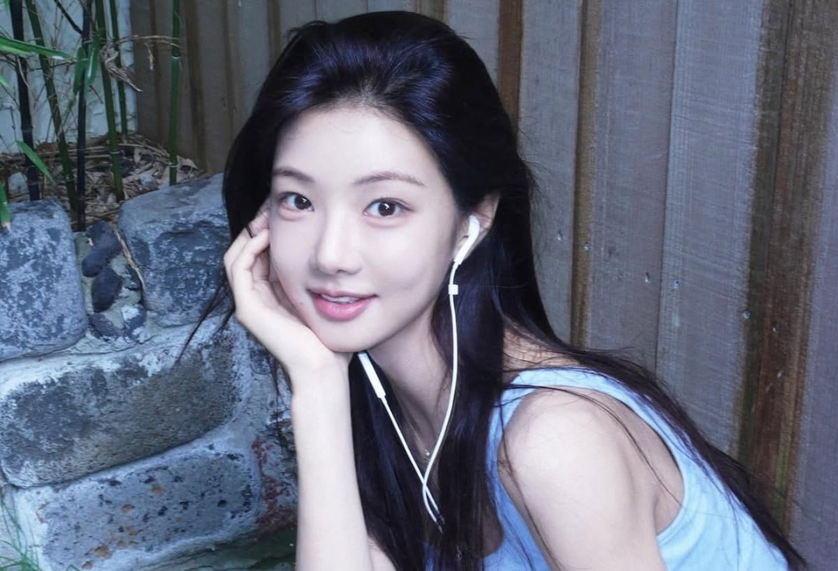 Lee Se-hee Captivates Fans with Refreshing Selfies Under a Tree