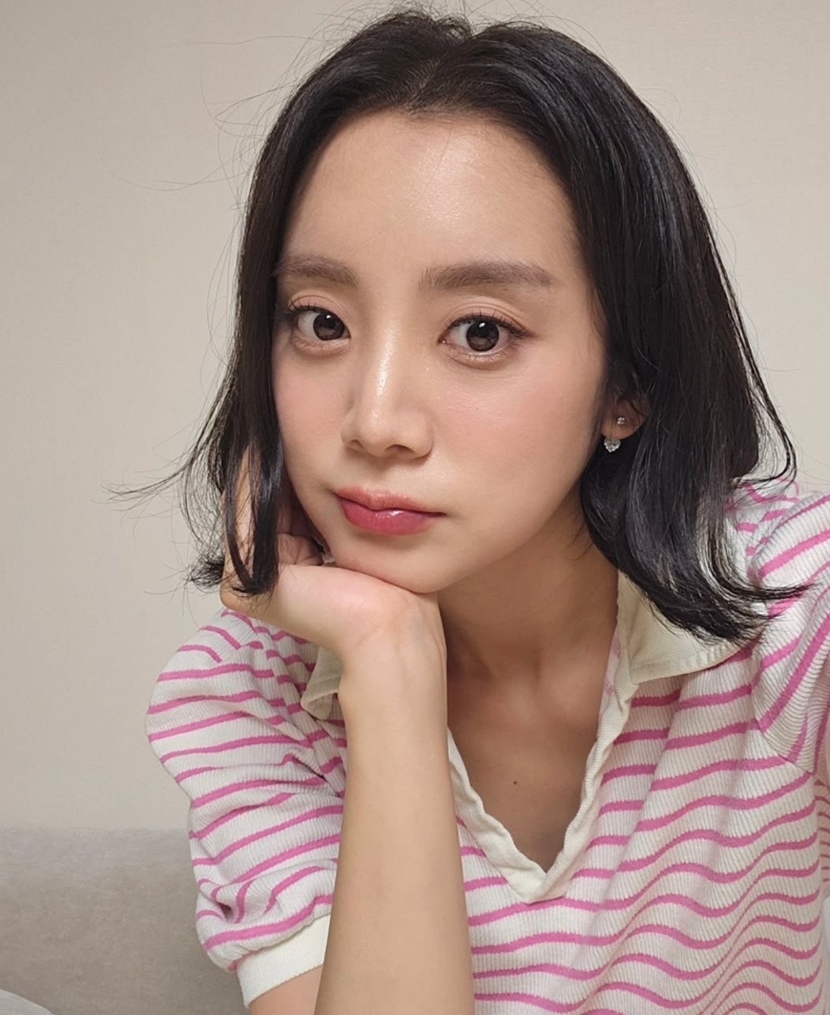 Hyelim Shares Stunning Pink Striped Selfie on Instagram