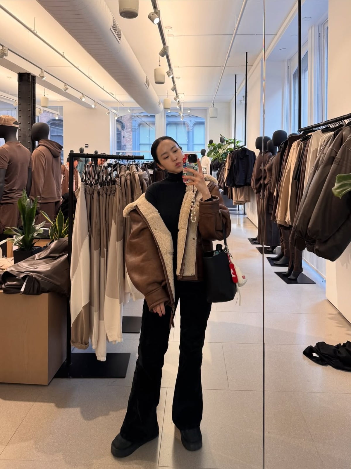 Korean Star Park Ji-yoon Showcases Chic Winter Style in New York