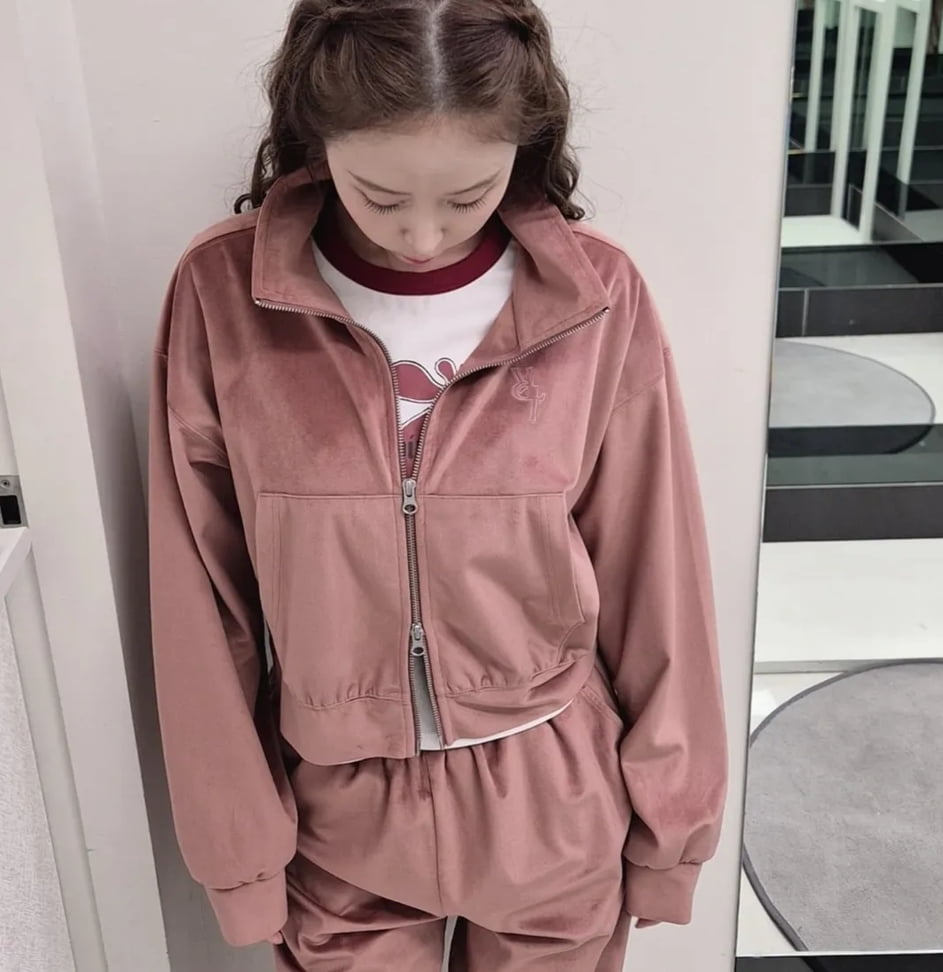 Shinji Charms Fans with Pink Velvet Tracksuit Selfies Amid Wedding Plans
