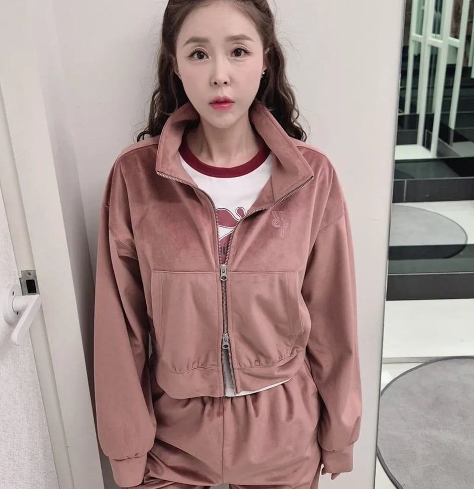 Shinji Charms Fans with Pink Velvet Tracksuit Selfies Amid Wedding Plans
