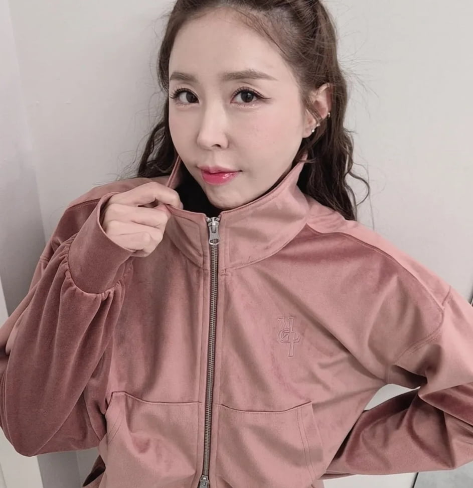 Shinji Charms Fans with Pink Velvet Tracksuit Selfies Amid Wedding Plans