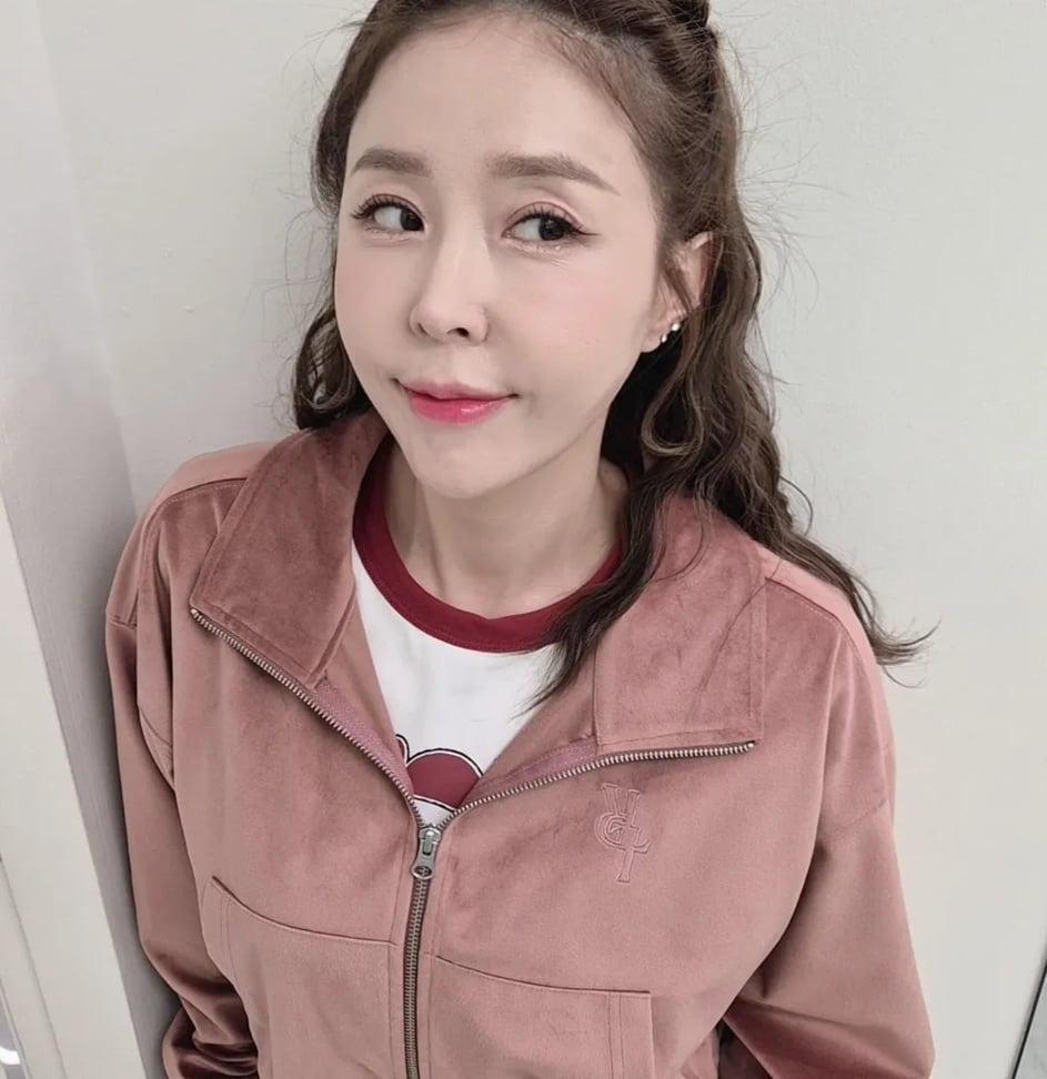 Shinji Charms Fans with Pink Velvet Tracksuit Selfies Amid Wedding Plans