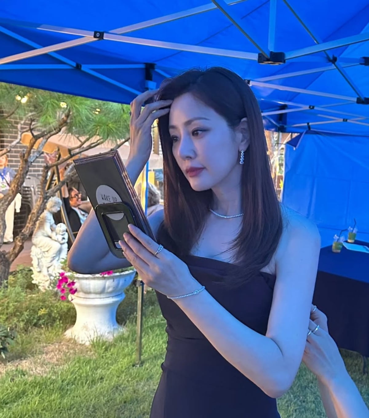 オ・ナラ、ネイビードレスで優雅さを披露