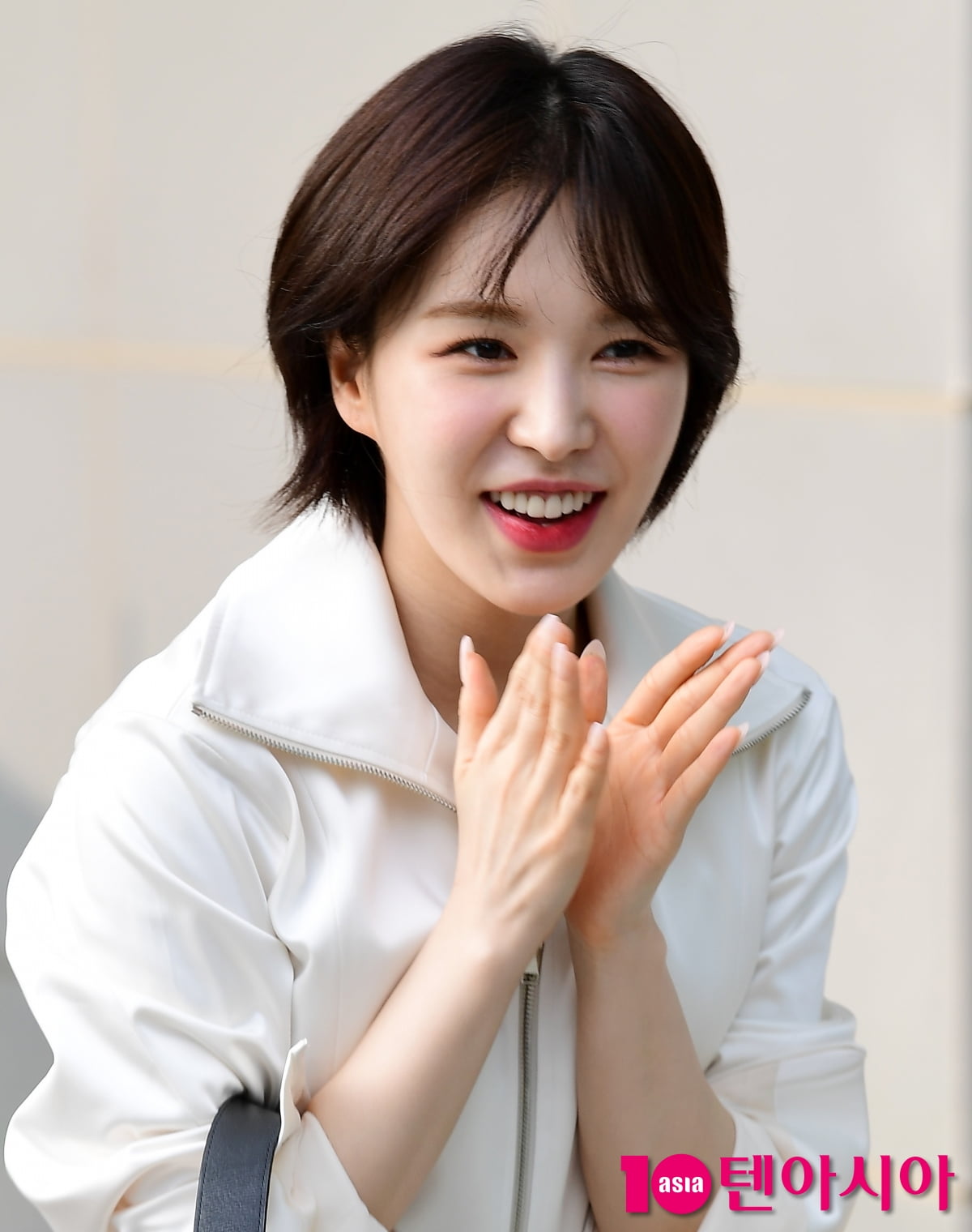 Red Velvet's Wendy Tops Poll as Most Desired Fall Foliage Companion