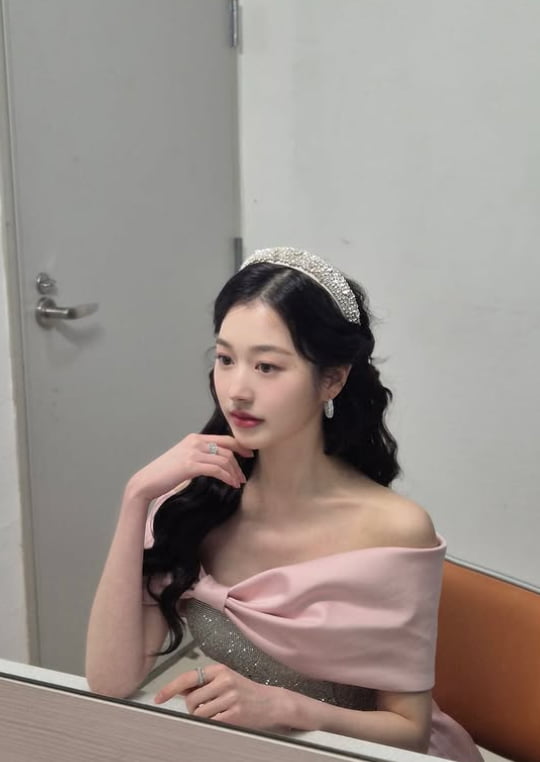 Actress Jang Da-ah Shines with Star Aura, Following in Sister Jang Won-young's Footsteps