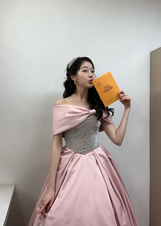 Actress Jang Da-ah Shines with Star Aura, Following in Sister Jang Won-young's Footsteps