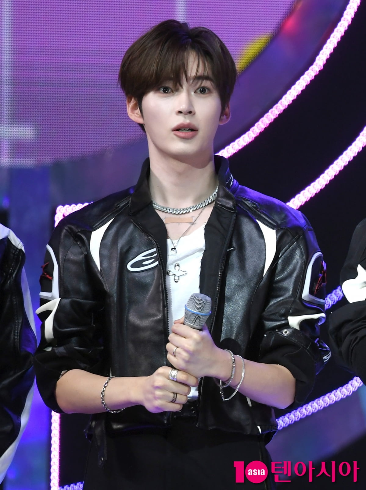 Sung Han-bin of ZEROBASEONE Shines at SBS 'The Show' Live Broadcast