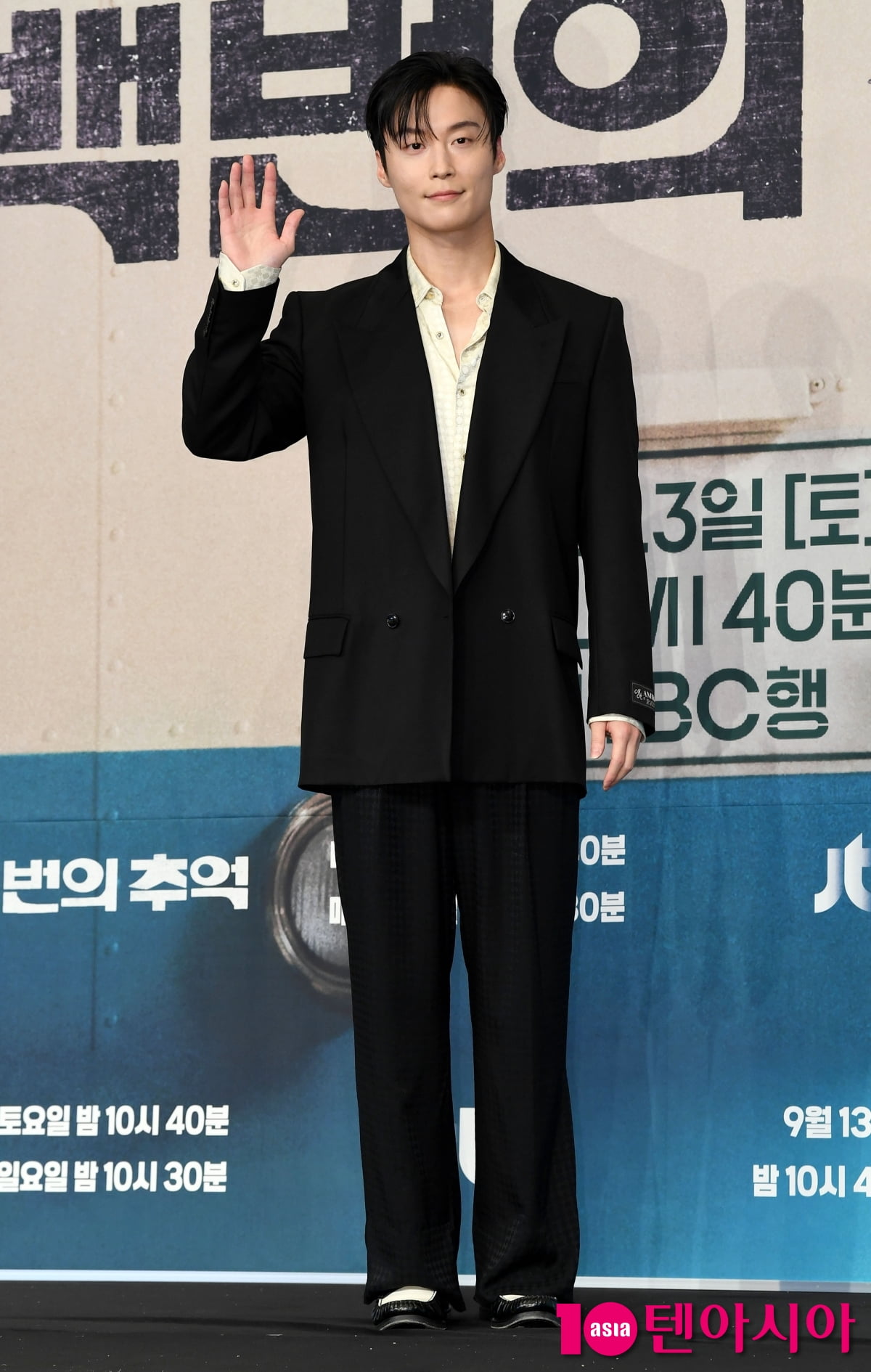 Heo Nam-jun Attends Press Conference for New JTBC Drama 'A Hundred Memories'