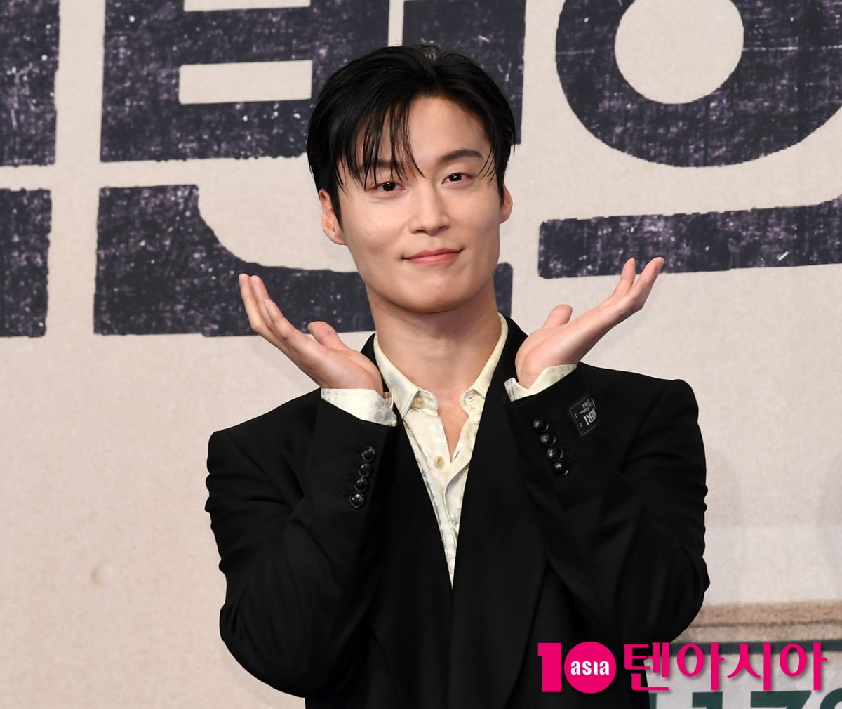 Heo Nam-jun Attends Press Conference for New JTBC Drama 'A Hundred Memories'