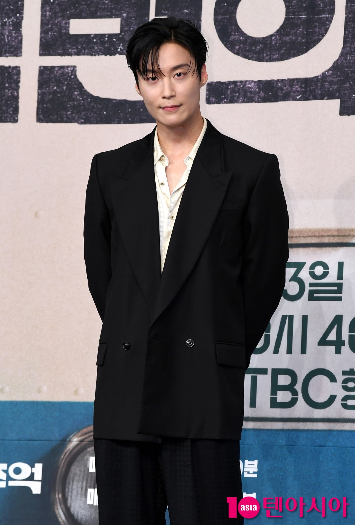 Heo Nam-jun Attends Press Conference for New JTBC Drama 'A Hundred Memories'