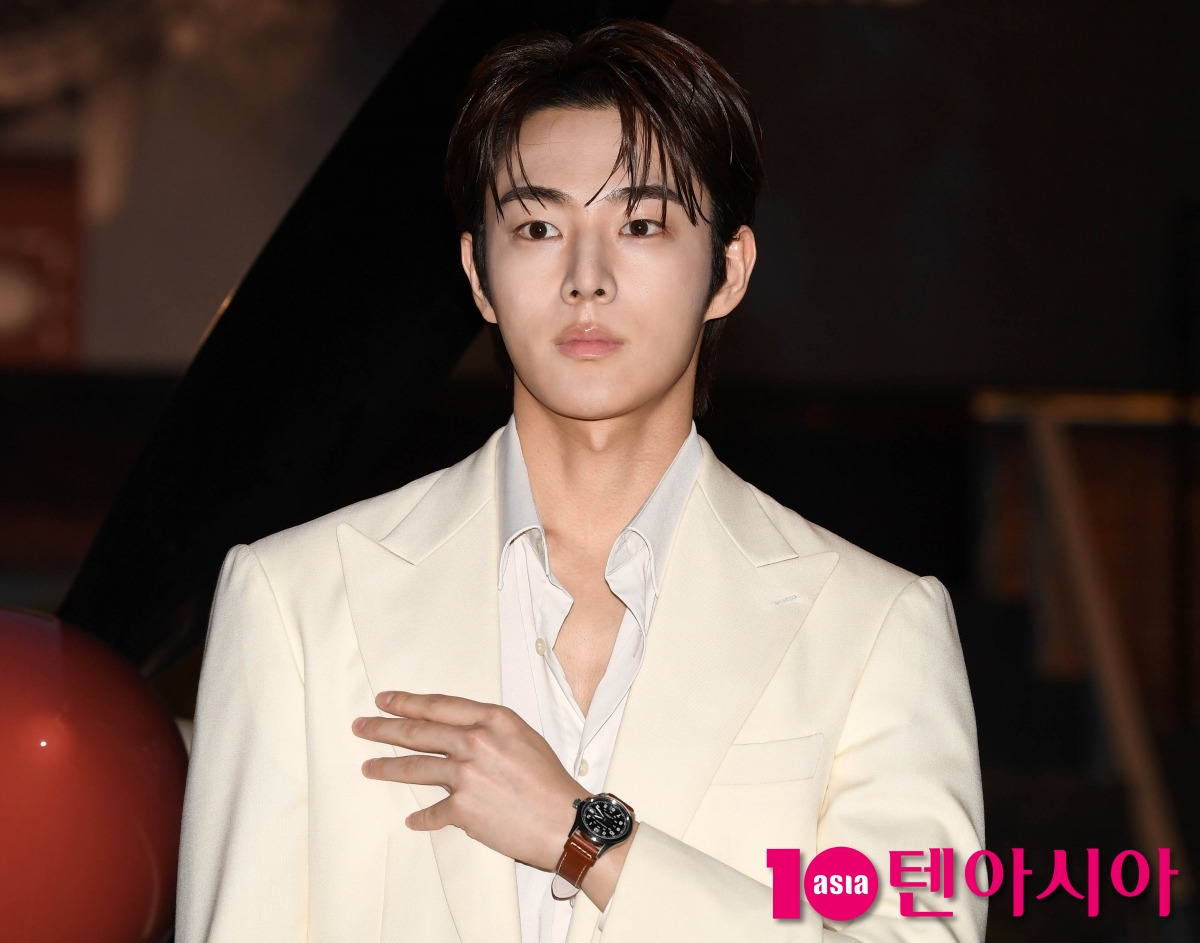 Actor Yoo Jung-hoo Attends Hamilton Pop-Up Store Opening in Seoul