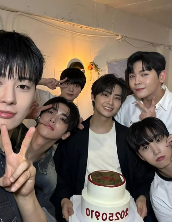 Lee Jin-hyuk Reflects on 10 Years Since Debut with UP10TION