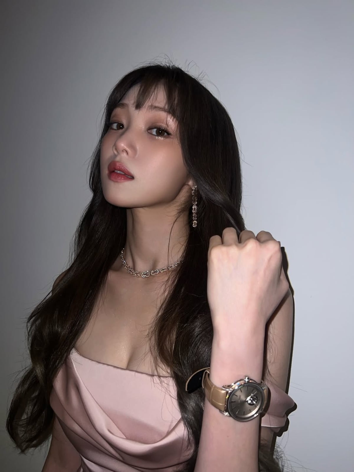Lee Sung-kyung Stuns in Strapless Satin Dress, Showcases New Beginnings with Fantagio