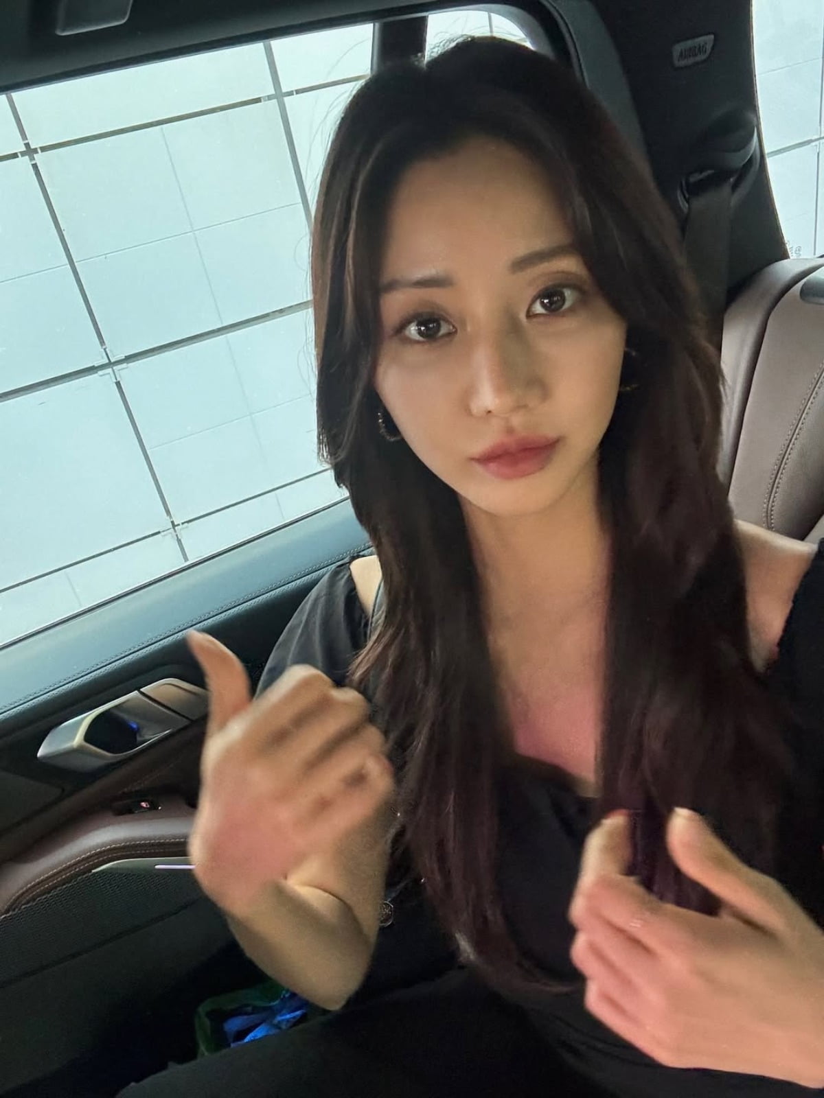 Actress Han Groo Captures Autumn Vibes in Stunning Car Selfies
