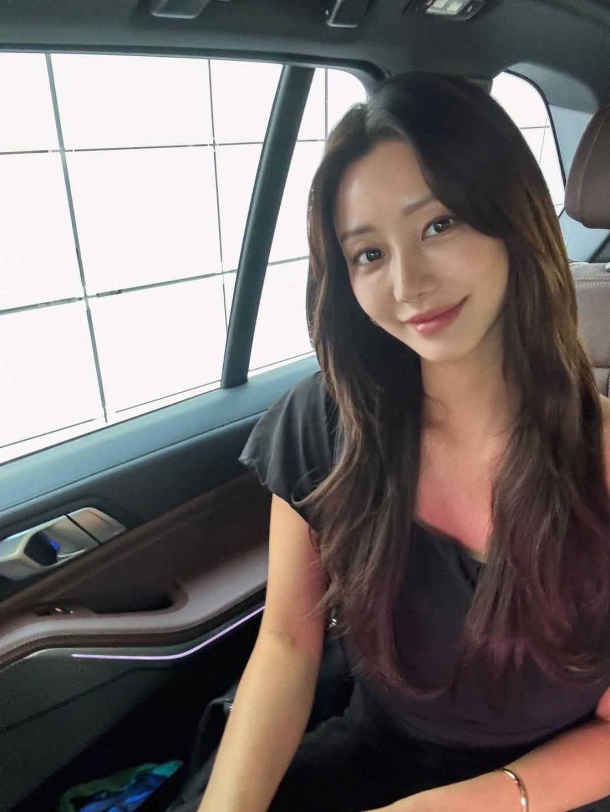 Actress Han Groo Captures Autumn Vibes in Stunning Car Selfies