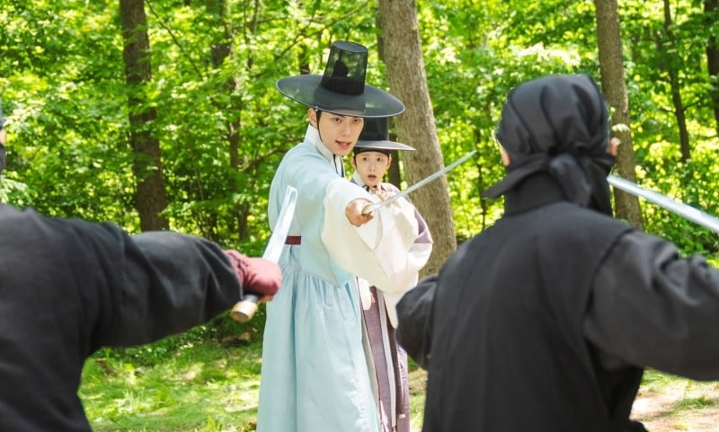 Charismatic Showdown: Lee Chae-min Fights to Protect Lim Yoon-a in 'Bon Appétit, Your Majesty'