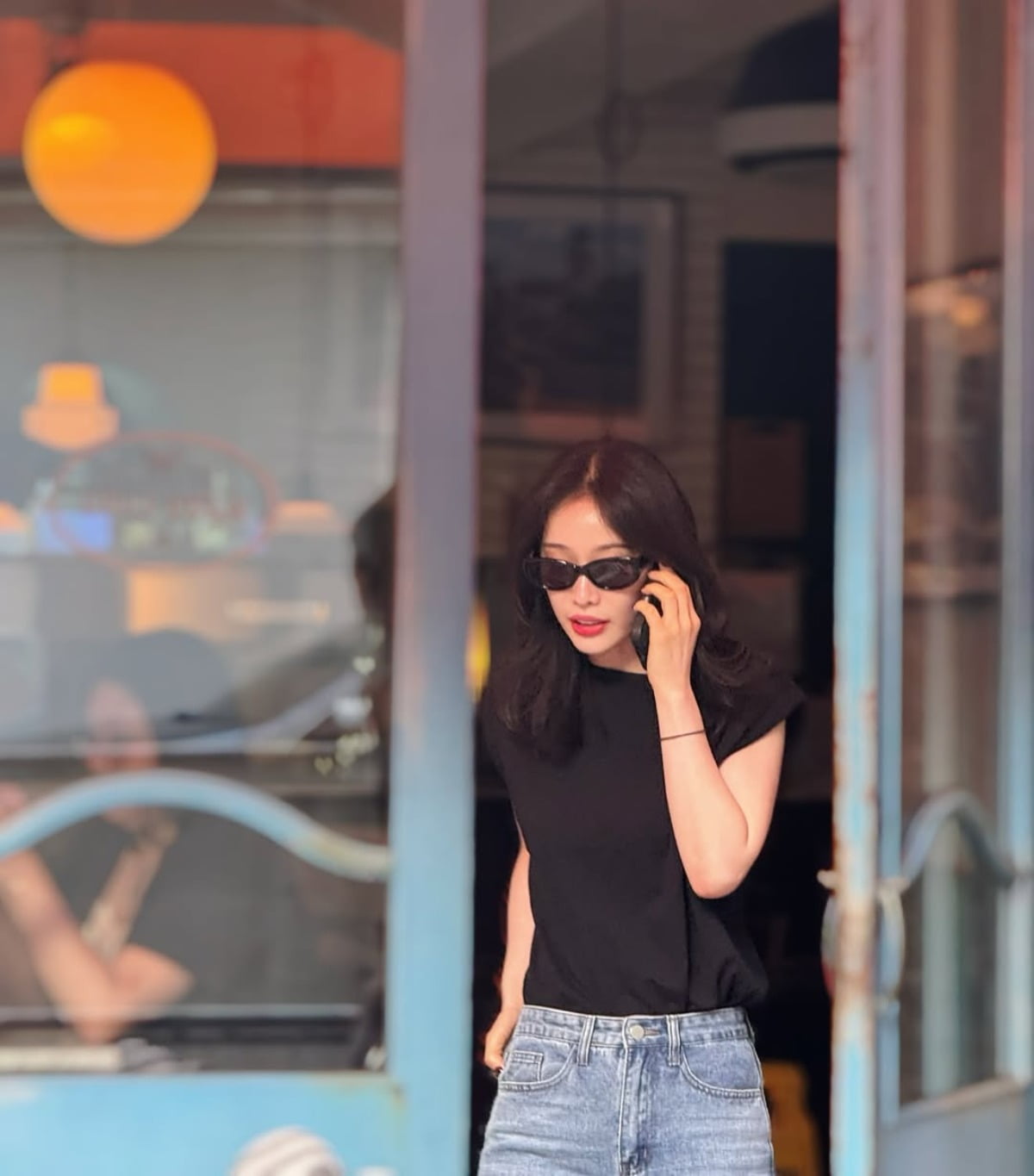 Kim Hieora Stuns in Chic Denim and Sunglasses Amidst Controversy