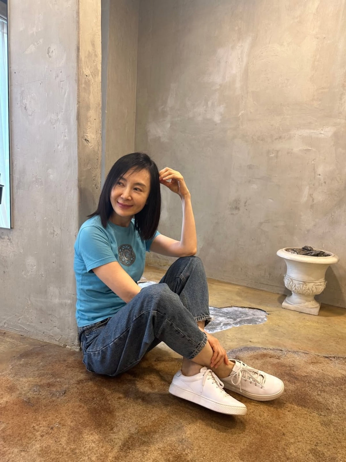 Korean Actress Chae Si-ra Stuns in Casual Denim and Blue Tee Look