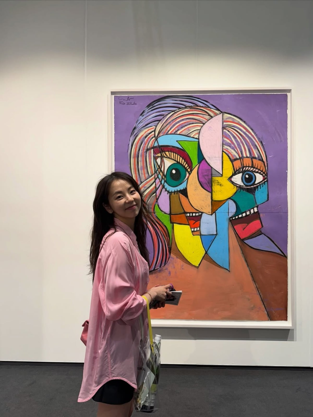アン・ソヒ、ピンクシャツとミニスカートでギャラリールックを披露