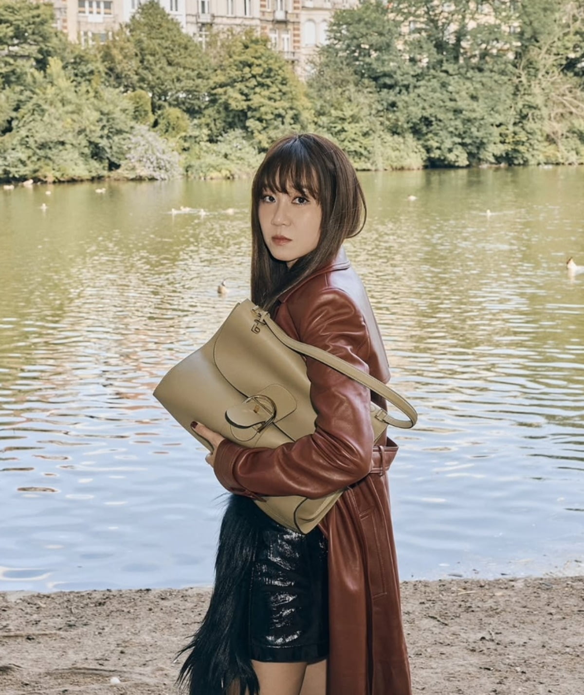 Korean Actress Gong Hyo-jin Stuns Fans with Her Fashionable Look