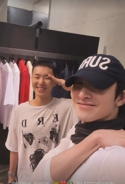 Actor Lee Soo-hyuk Shows Support for SEVENTEEN's Hoshi Ahead of Military Enlistment
