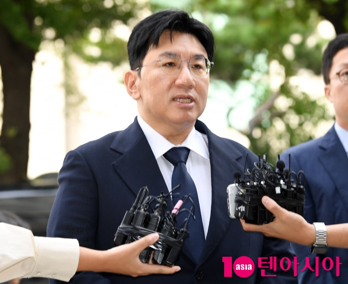HYBE Chairman Bang Si-hyuk Appears for Questioning Over Alleged Unfair Trading