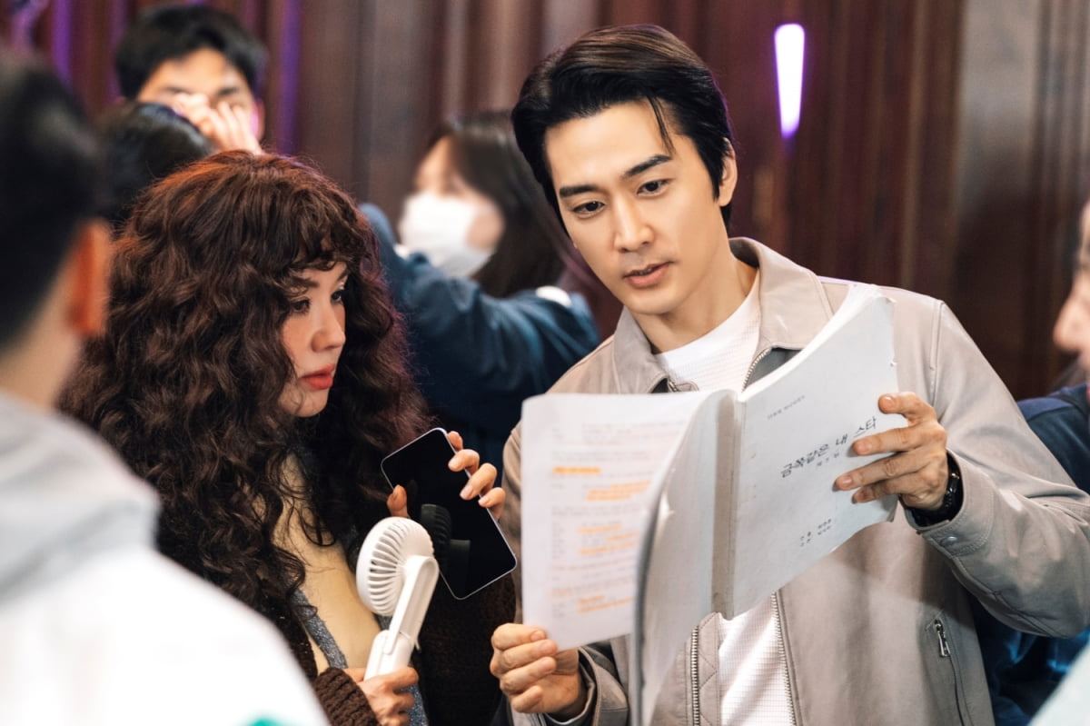 Behind-the-Scenes Look at Song Seung-heon's Dedication on 'My Precious Star' Set
