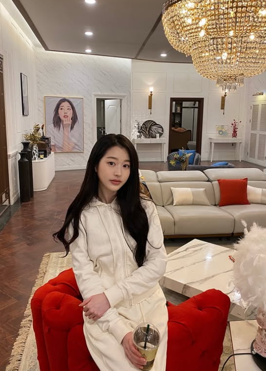IVE's Jang Wonyoung's Sister, Actress Jang Da-ah, Reveals Lavish Set of 'My Precious Star'