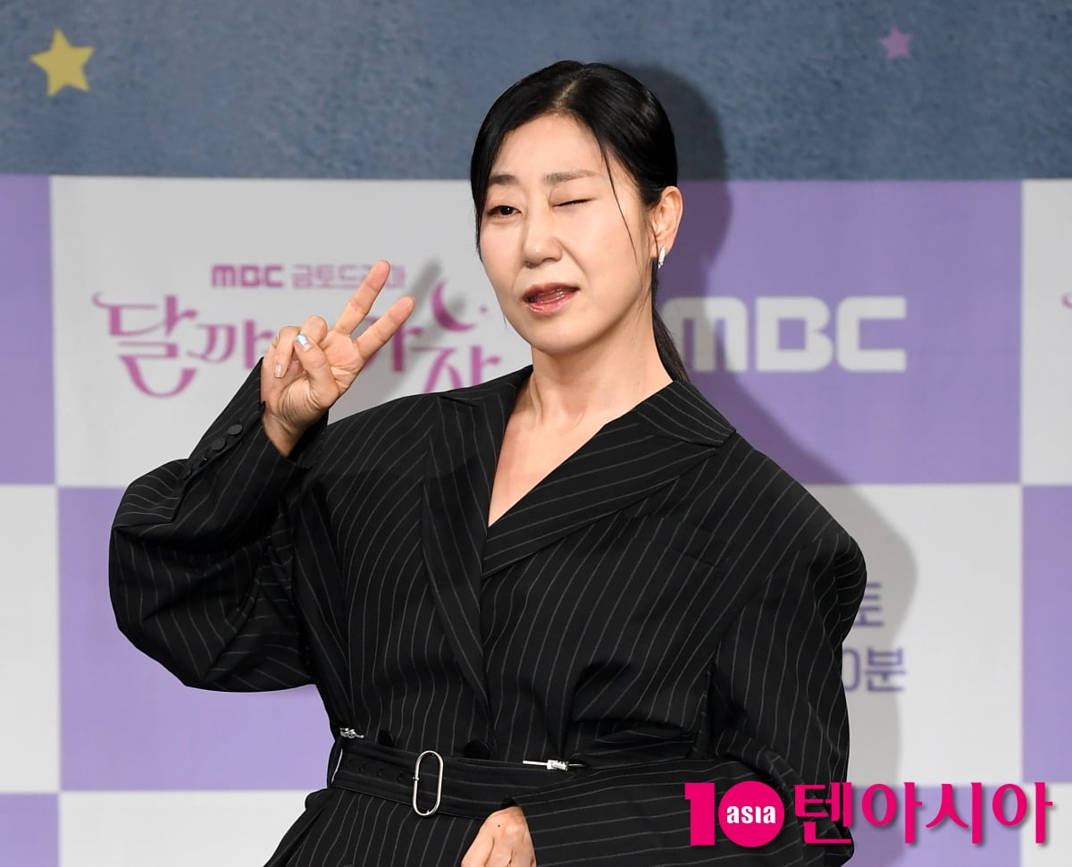 Ra Mi-ran Attends Press Conference for New MBC Drama 'To The Moon'