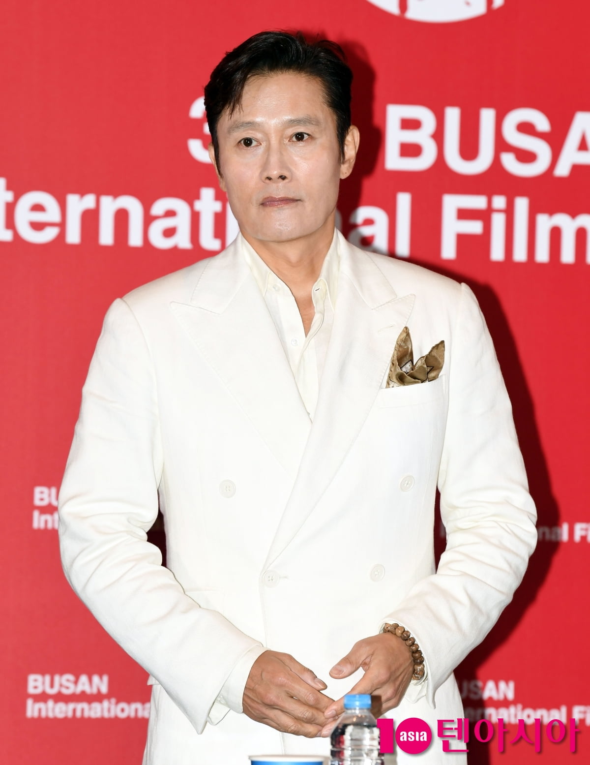 イ・ビョンホン、釜山国際映画祭で新作『どうしようもない』を披露