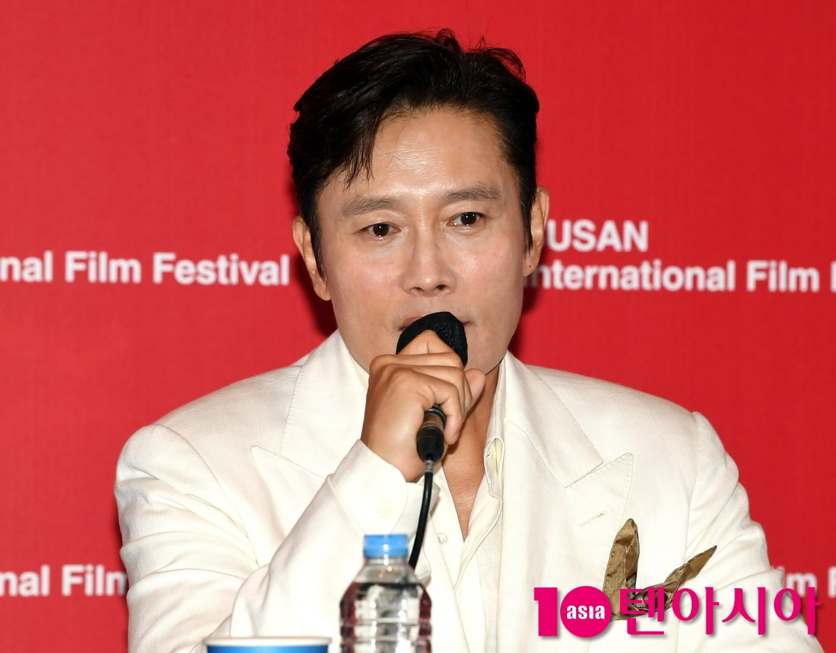 イ・ビョンホン、釜山国際映画祭で新作『どうしようもない』を披露