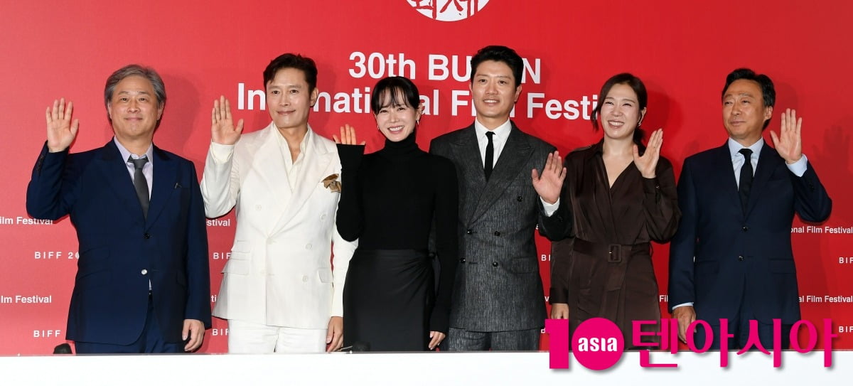パク・チャヌク監督の新作『どうしようもない』、第30回釜山国際映画祭の開幕作に選定