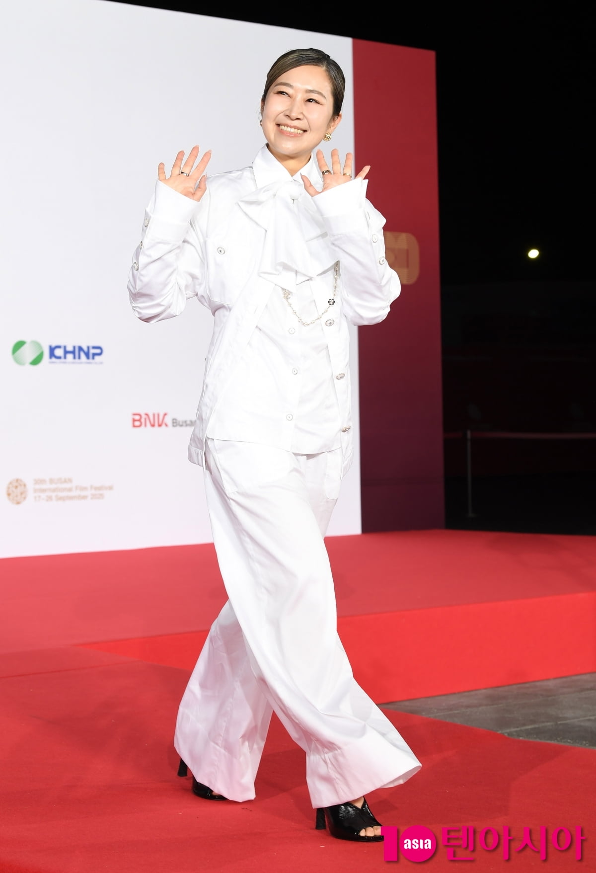 第30回釜山国際映画祭、マギー・カン監督がレッドカーペットに登場